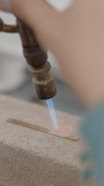 Kuyumcuya Yaklaş Alev Meşaleli Gümüş Metal Yapıyor. Seçici Odak FullHD Dikey Video