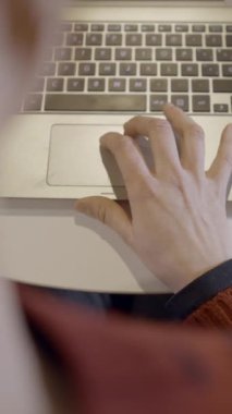 Diz üstü bilgisayar kullanan beyaz kadının omuz üstü görüntüsü - FullHD Dikey video