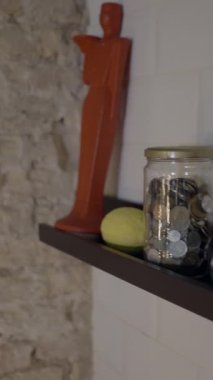 Tabakları ve dekorasyonları restoran duvarları üzerine kaydırmak - FullHD Dikey video