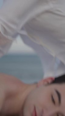 Genç profesyonel masöz rahatlatıcı terapi masajı yapar. Petrol ile sağlık ve cilt bakımı - FullHD Dikey video