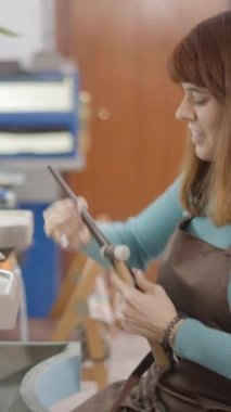 Serbest Kuyumcu Metal Şekillendirme Çekiç kullanarak Evcil Hayvanlar İçin Mücevher Yapıyor. Orta Çekim FullHD Dikey Video