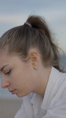 Sahilde çalışan masözün kapanışı, sırt masajı - yavaş çekim - FullHD dikey video