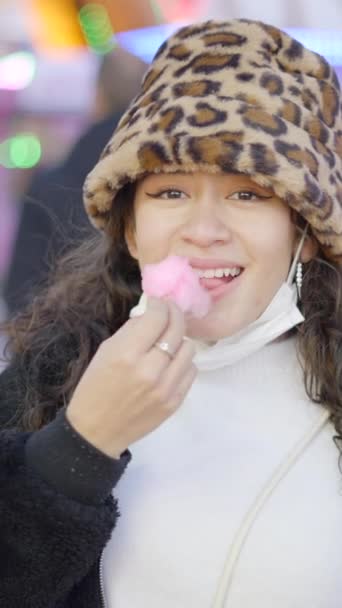 Linda Chica Sonriendo Comiendo Pedazo Hilo Dental Caramelo Esponjoso Una — Vídeo de stock