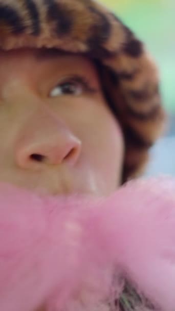 Лицо Крупным Планом Счастливой Молодой Девушки Открывающей Рот Широко Кусать — стоковое видео