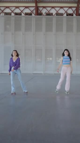 Drei Junge Frauen Rollen Rollschuh Richtung Kamera Während Sie Einen — Stockvideo