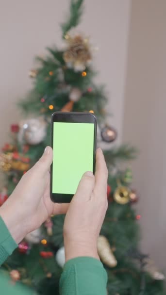 Staruszka Trzymająca Telefon Komórkowy Zielonym Ekranem Robiąca Zdjęcia Choinki Rogu — Wideo stockowe