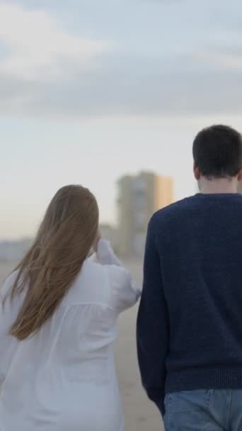 Pohled Zezadu Dva Přátele Jak Kráčí Podél Pláže Povídají Přátelé — Stock video