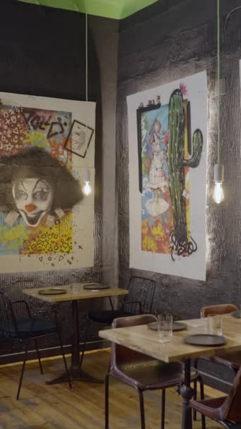 Empuje Coloridas Obras Arte Las Paredes Sobre Mesas Acogedor Restaurante — Vídeo de stock