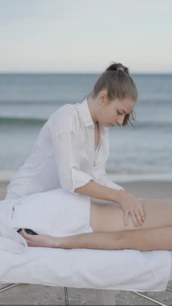 Pria Tak Dikenal Berbaring Dan Menerima Pijatan Santai Pantai Laut — Stok Video
