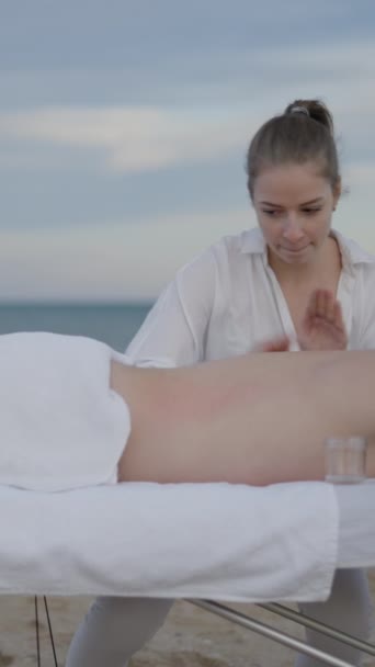 Masseur Geeft Olie Massage Aan Klant Vrouw Klopt Haar Vingers — Stockvideo