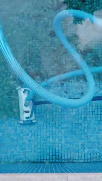 Processo Limpeza Fundo Piscina Suja Com Vácuo Subaquático Azulejos Azuis — Vídeo de Stock