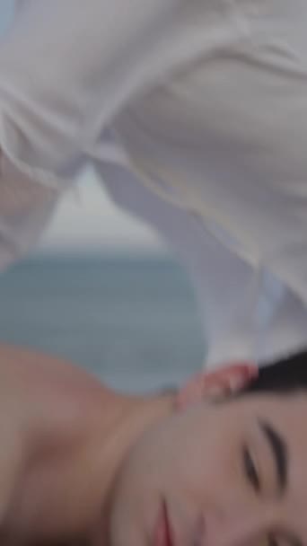 Młody Profesjonalny Masażysta Wykonuje Relaksujący Masaż Leczniczy Zabiegi Odnowy Biologicznej — Wideo stockowe