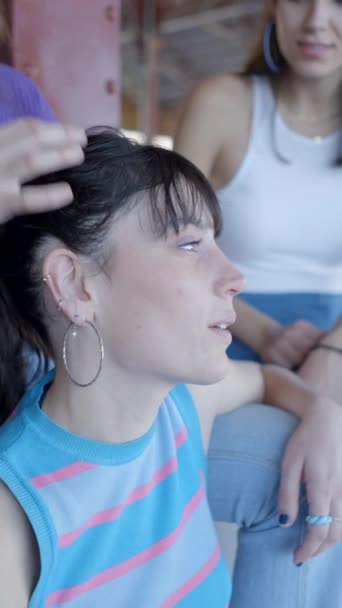 Близкий Обзор Молодых Женщин Сидящих Говорящих Фиксирующих Волосы Открытом Воздухе — стоковое видео