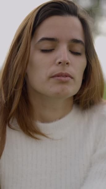 Молодая Женщина Закрытыми Глазами Закатывает Шею Открытом Воздухе Закрывает Slomo — стоковое видео