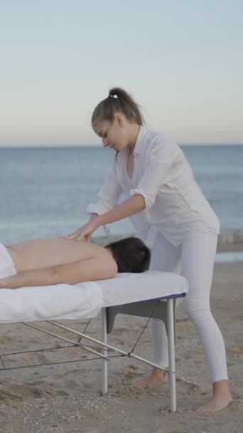 Široký Záběr Ženy Poskytující Relaxační Masáž Mladému Muži Speciálního Stolu — Stock video