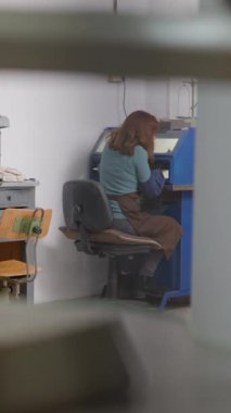 Atölyede el yapımı evcil hayvan aksesuarları yapan boş bir zanaatkar kadının çalışma masasından bak. sürgülü çekim FullHD dikey video