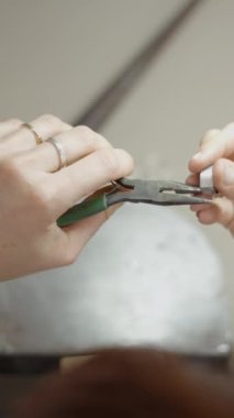 Hayvan Pensesi Kullanımı İçin Zanaatkar El Yapımı Mücevherleri. Yukarıdan Çekilen FullHD Dikey Video