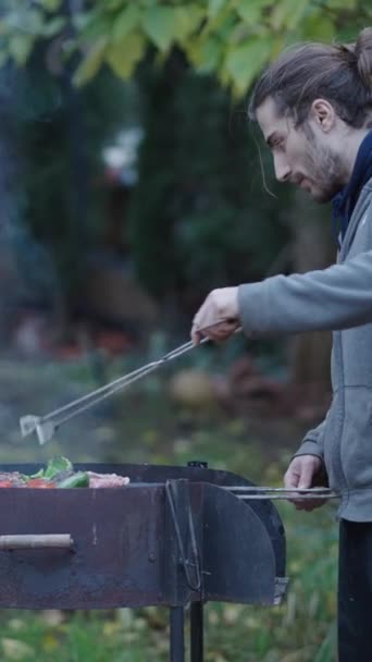 Hipster Άνθρωπος Απολαμβάνει Μυρωδιά Του Κρέατος Στο Μπάρμπεκιου Fullhd Κάθετη — Αρχείο Βίντεο