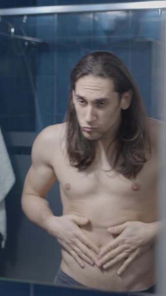 Junge Nackt Sieht Sein Bauchfett Badezimmerspiegel Nahaufnahme Vertikales Video — Stockvideo