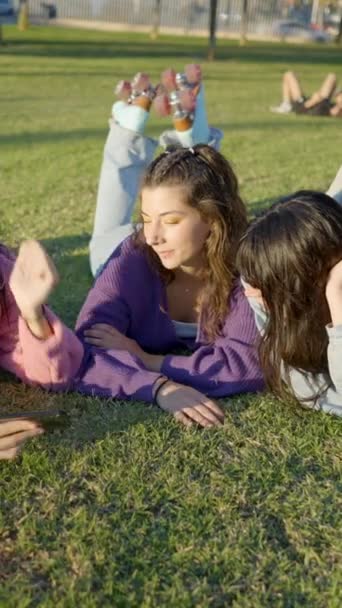 Dospívající Dívky Barevných Šatech Ležící Trávníku Selfie Telefonem Fullhd Vertikální — Stock video