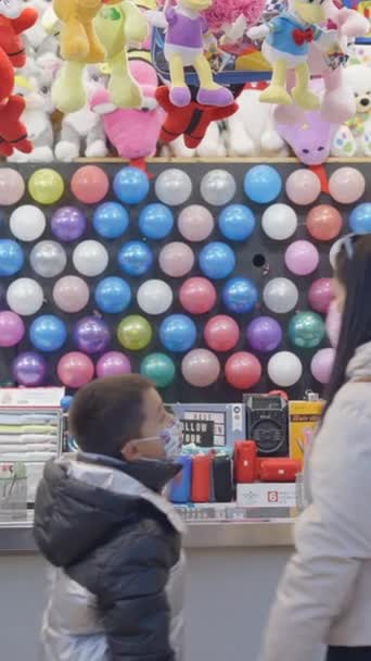발렌시아 Funfair 겨울에 다채로운 풍선에 다트와 마스크에 뒤보기 Fullhd 비디오 — 비디오
