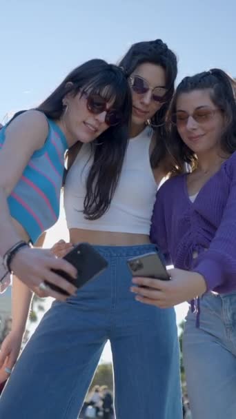 Młode Kobiety Okularach Przeciwsłonecznych Selfie Telefonami Widok Ziemię Fullhd Vertical — Wideo stockowe