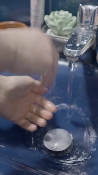 Mans Χέρια Καθαρισμού Στο Μπάνιο Σαπούνι Κοντινό Πλάνο Κάθετη Βίντεο — Αρχείο Βίντεο