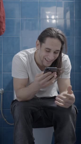 Junger Kaukasischer Mann Sendet Audiobotschaft Mit Seinem Handy Badezimmer Frontalschuss — Stockvideo