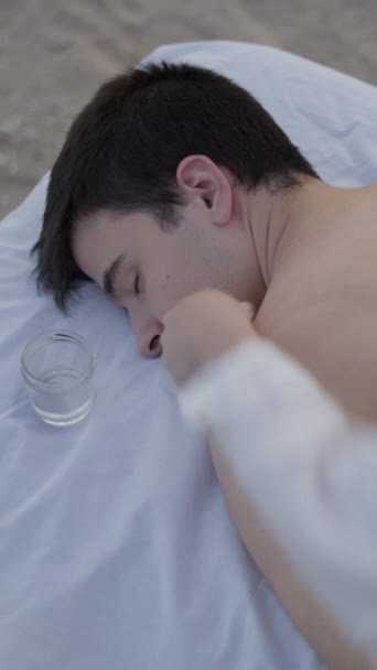 Massage Procedure Het Strand Uitgevoerd Jonge Spaanse Man Olie Ontspannende — Stockvideo