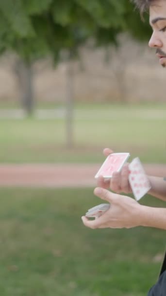 Nahaufnahme Eines Männlichen Straßenmagiers Der Mit Karten Spielt Während Tagsüber — Stockvideo