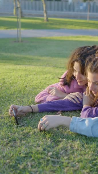 Tři Španělské Dívky Leží Trávě Vzít Selfie Telefonem Boční Pohled — Stock video