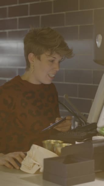 Kvinnlig Restaurang Ägare Står Och Pratar Vid Datorn Genom Kök — Stockvideo