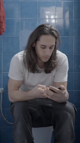 Junger Kaukasischer Mann Sendet Audiobotschaft Mit Seinem Handy Badezimmer Frontalschuss — Stockvideo