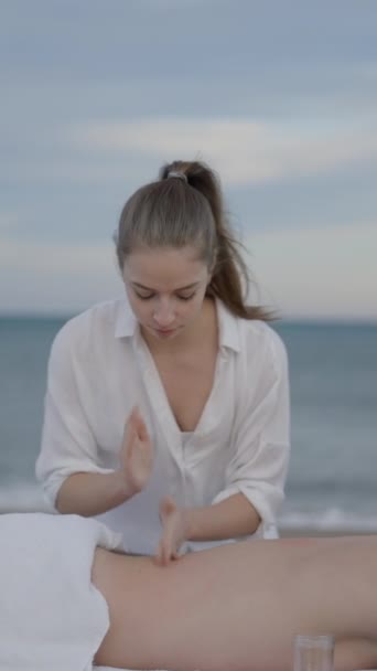 Uomo Caucasico Posa Tavolo Massaggio Spiaggia Mediterranea Mani Del Massaggiatore — Video Stock