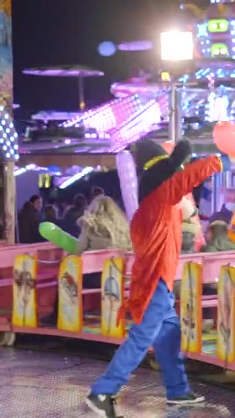 Valencia Funfair Homem Traje Mickey Mouse Lutando Com Balões Inflados — Vídeo de Stock