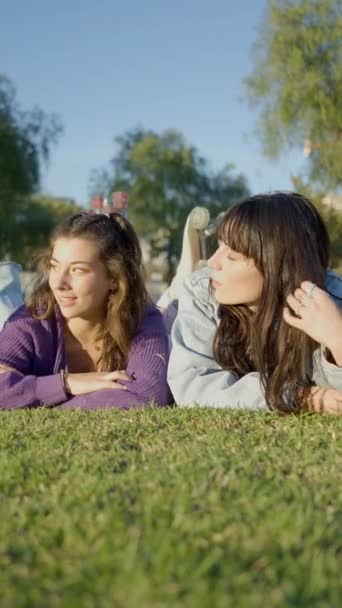 Дівчата Підлітки Лежать Обличчям Вниз Траві Розмовляють Лобовий Вид Зверху — стокове відео