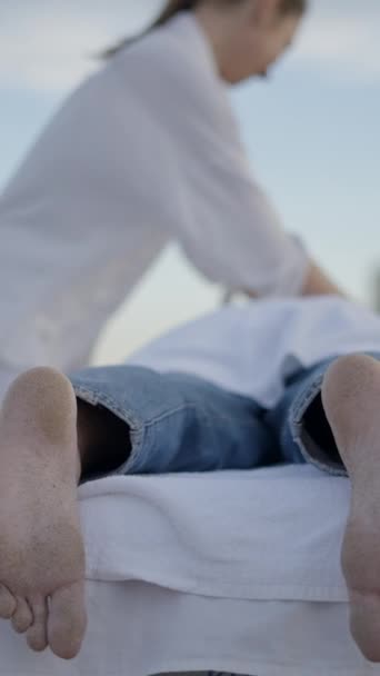 Ноги Вкриті Піском Невпізнаваного Чоловіка Який Отримує Розслабляючий Масаж Березі — стокове відео