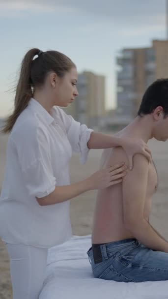Mladá Běloška Silnýma Rukama Dává Mladému Klientovi Terapeutickou Masáž Boční — Stock video