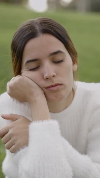 Yorgun Genç Bir Kadın Çimenlerin Üzerinde Oturuyor Başı Ellerde Gözleri — Stok video