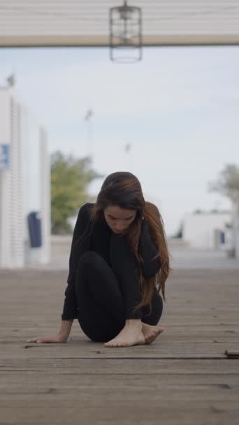 Siyah Giyinmiş Genç Bir Kadın Ahşap Köprüde Oturur Aşağı Bakar — Stok video