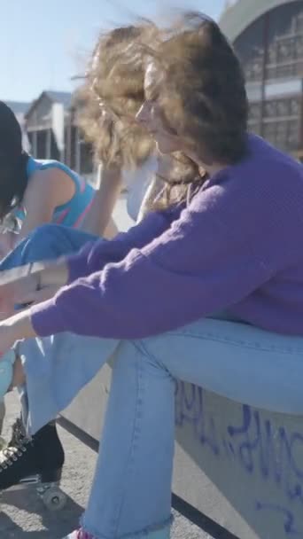 Zijaanzicht Van Drie Meisjes Koppelverkoop Rolschaatsen Met Wind Hun Haar — Stockvideo