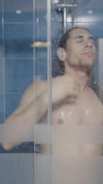 Genç, uzun saçlı, beyaz bir adamın duş alırken çekilmiş bir zaman çizelgesi.