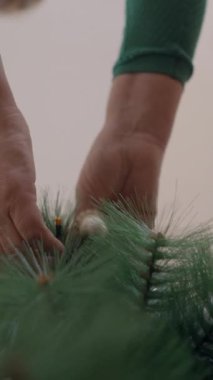 Düşük açılı bir kadının Noel ağacı süslemesi. - Dikey FullHD video