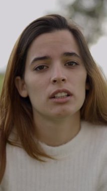 Koyu renk saçlı kızın soluk soluğa kalışı - 1080 dikey video