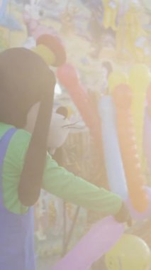 Goofy ve Mickey Mouse Disney karakterleri Valencia Panayırı 'nda elinde balonlarla çocuk trenine binen insanları neşelendiriyorlar.
