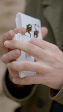 Erkeklerin el hokkabazlığı kartlarını yakından çek. İlizyonistin Elleri 'nin yakın çekimi kart numarası - FullHD Dikey Video