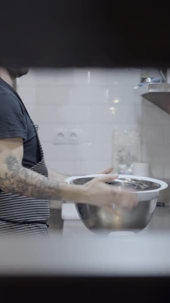 在餐厅厨房工作的男性厨师 从墙上的孔中看到 Fullhd垂直视频 — 图库视频影像