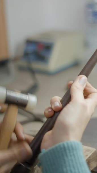 Juwelier Mit Hammer Und Ring Lineal Finger Crafting Auf Ihrer — Stockvideo