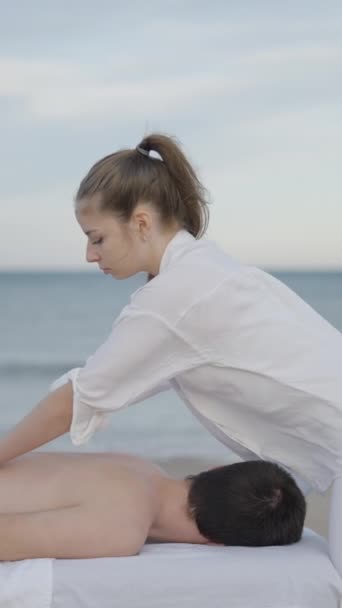 Side View Van Professionele Schoonheidsspecialiste Uitvoeren Van Massage Het Strand — Stockvideo