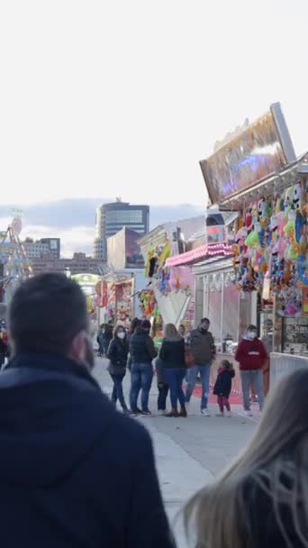 Люди Защитных Масках Проходят Через Ярмарку Валенсии Парк Аттракционов Зимний — стоковое видео